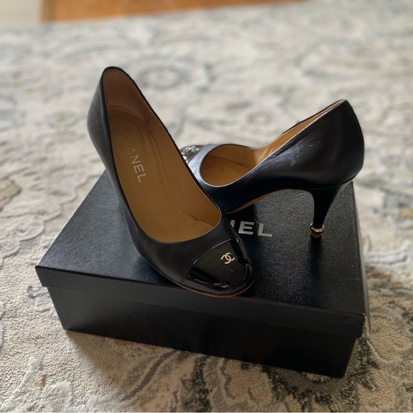CHANEL Elegant Black Heels with Logo Accent - Picture 1 of 7